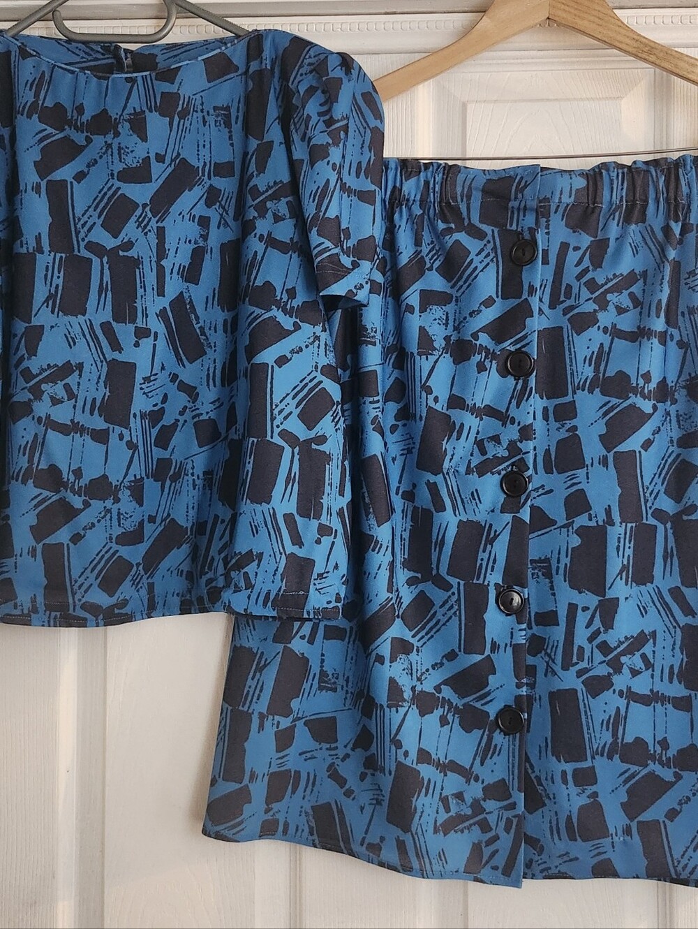 1980s Blue Abstract Print Short-Sleeved Blouse And Skirt Set